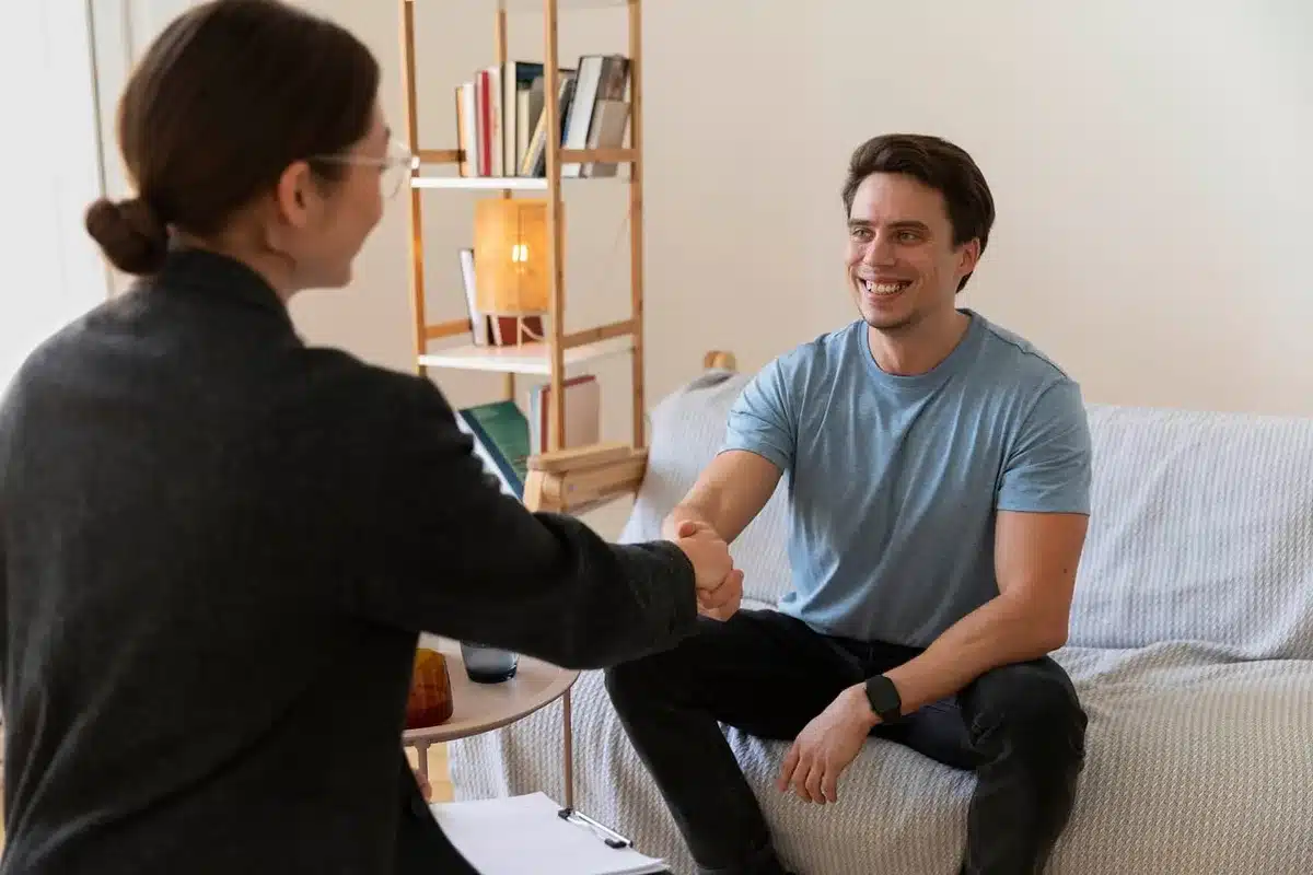 Personne en consultation avec un professionnel pour gérer le stress et l'anxiété