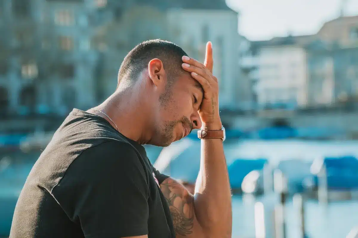 Personne stressée seule chez elle face à un conflit de voisinage