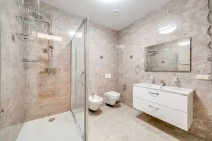 Paroi de douche couverte de traces blanches de calcaire et gouttes d'eau