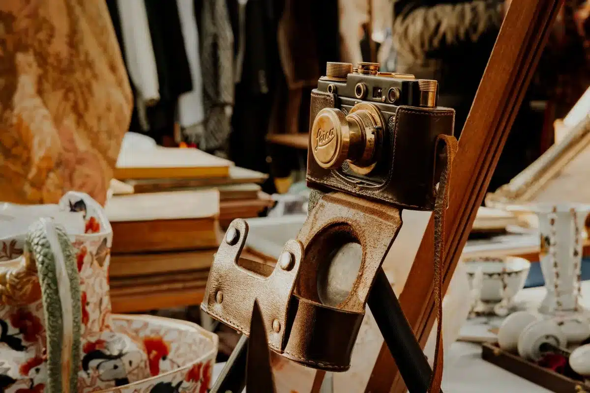 Acheteur inspectant des tabourets vintage dans une brocante