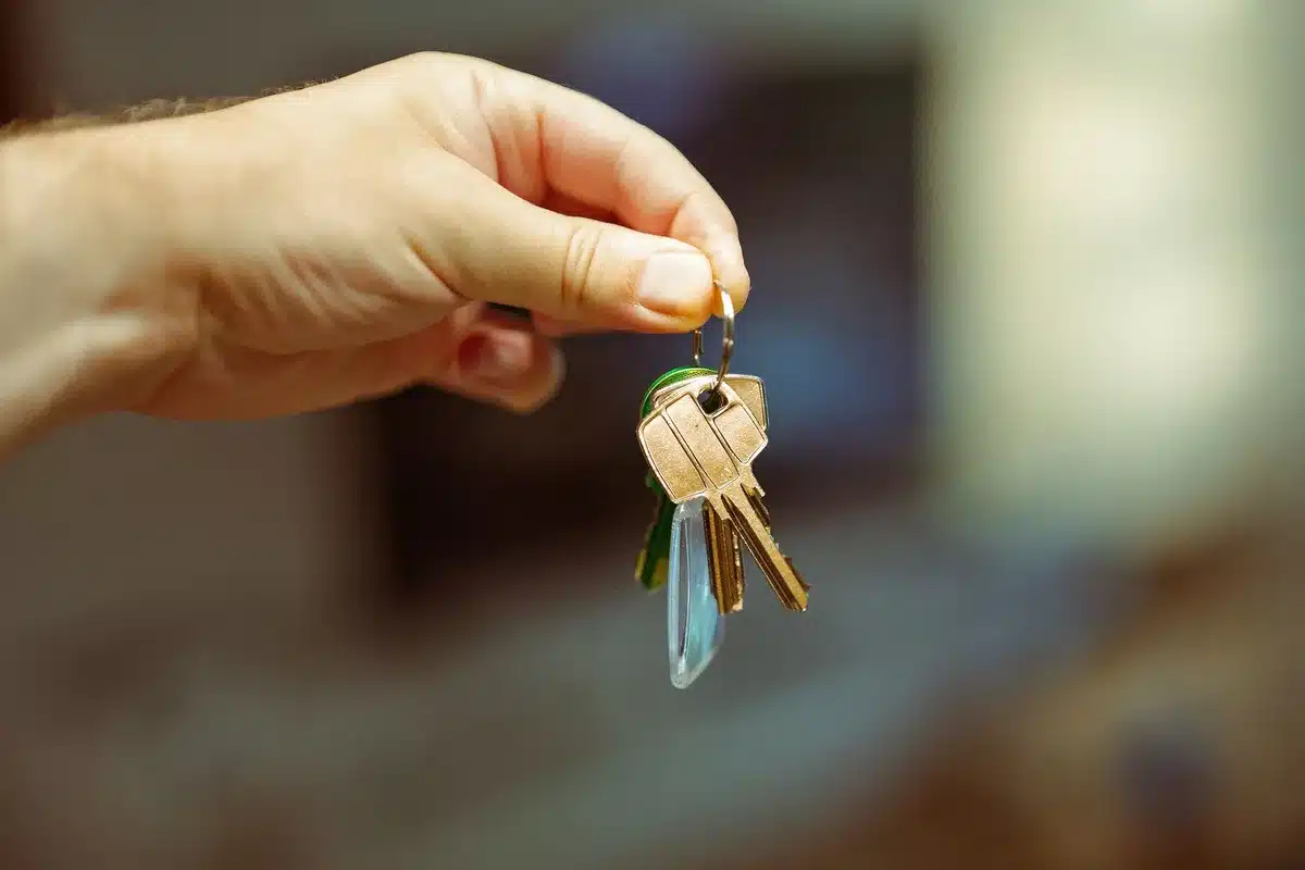 Remise de clés et documents de propriété lors d'un partage immobilier
