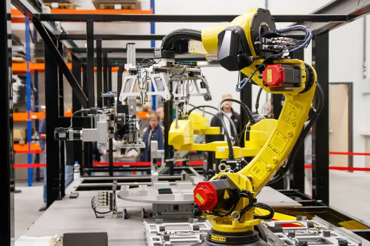 Robots industriels et syst&egrave;mes automatis&eacute;s sur une cha&icirc;ne de production