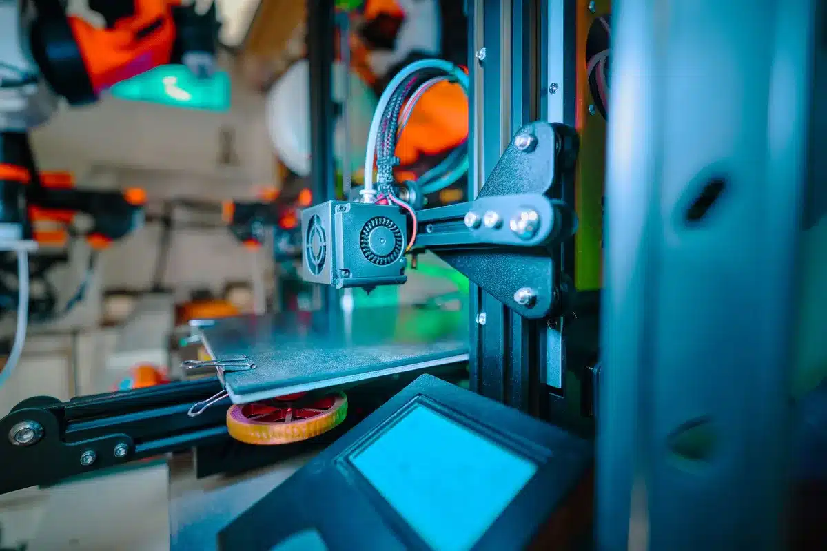 Usine de batteries LFP avec lignes de production automatisées et robots de fabrication
