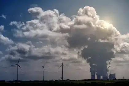 Centrale à gaz en construction avec turbines et tours de refroidissement dans un paysage désertique du Texas