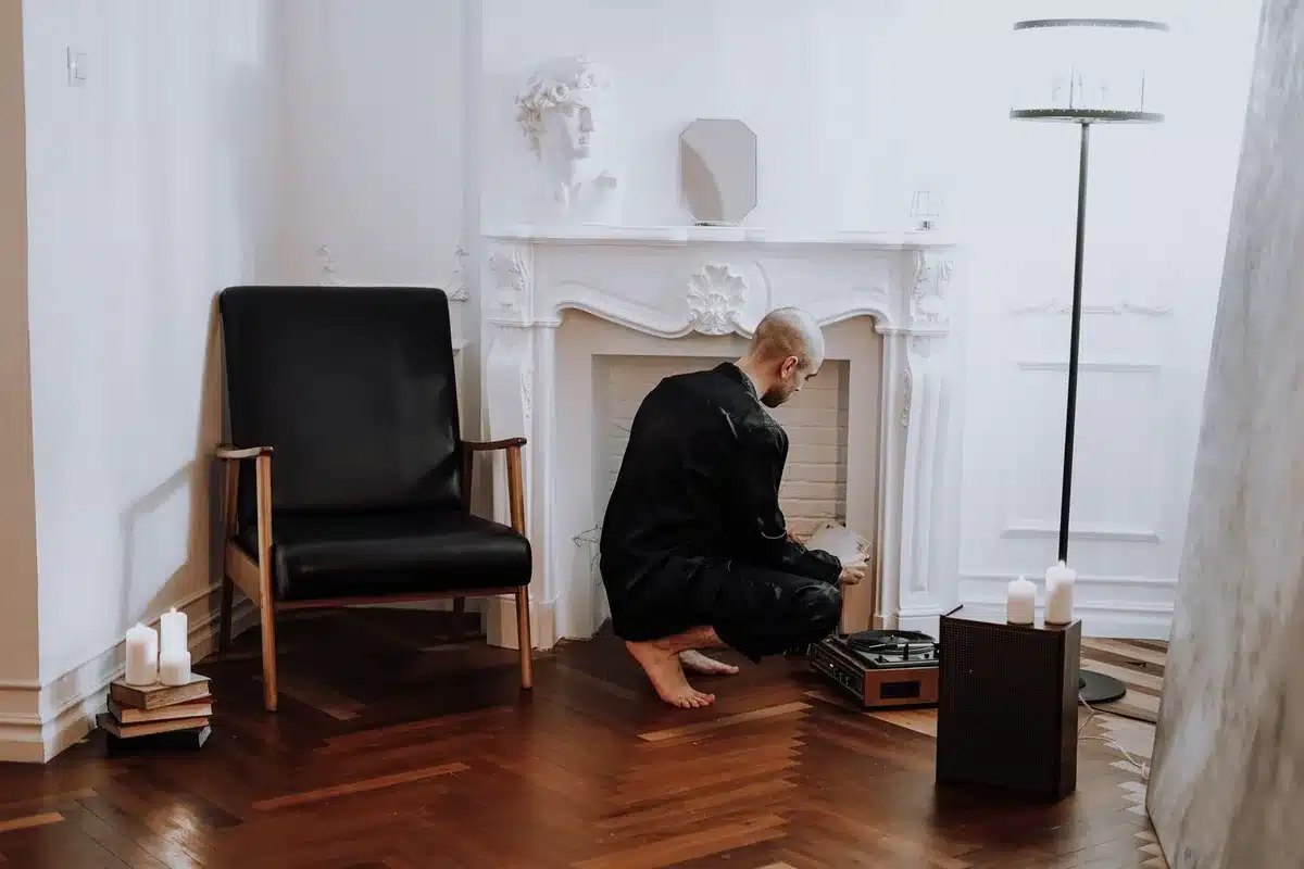 Personne marchant pieds nus sur un sol vinyle chaud et confortable