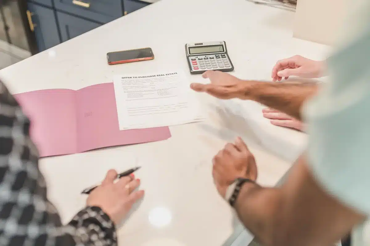 Documents fiscaux et calculatrice pour la location courte durée