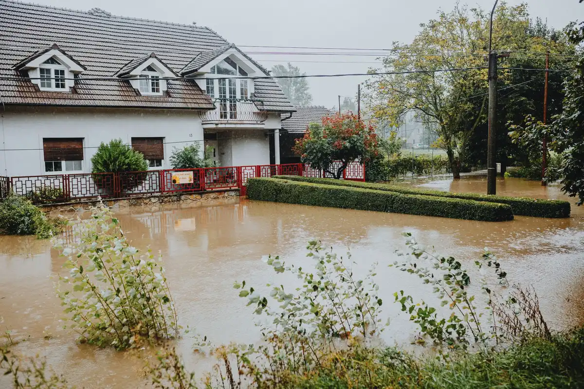 Zone inondable avec panneaux d'avertissement et constructions en retrait des zones &agrave; risque