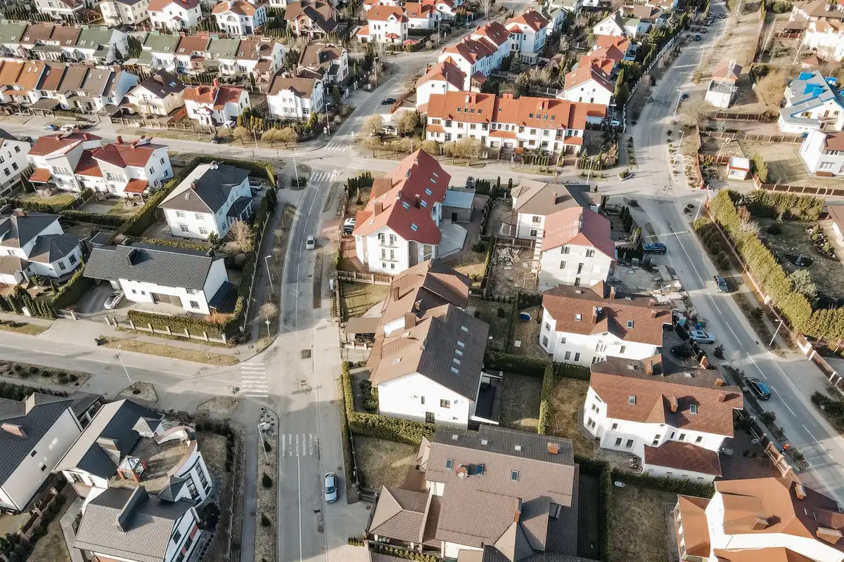 Vue aérienne d'un territoire montrant différentes zones urbaines, rurales et espaces verts