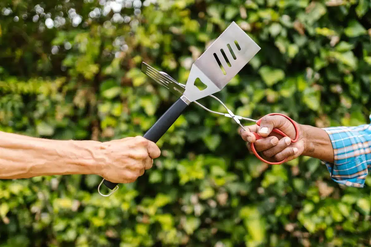 Outils de barbecue en acier inoxydable pour manipuler les grillades en toute sécurité