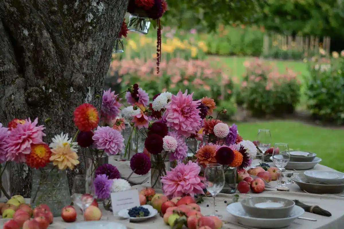 Table dressée en plein air avec vaisselle en faïence, textiles naturels et accessoires de table élégants