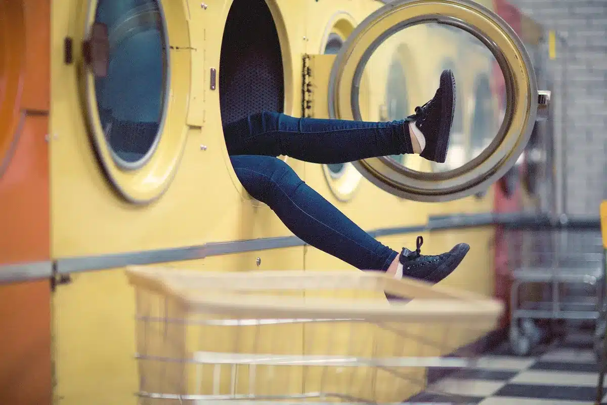 Serviettes dans un sèche-linge, illustrant le processus de séchage du linge