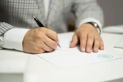 Mains anonymes autour d'un contrat de location sur une table de cuisine en plein jour