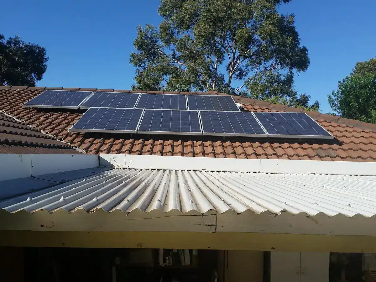 Panneaux solaires sur le toit d'une maison neuve près de Rennes