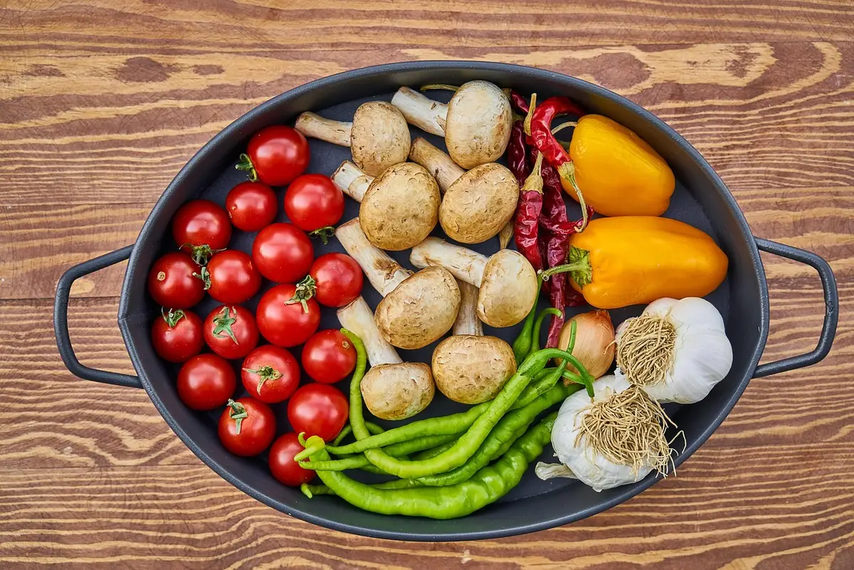 Tomates vertes montrant diff&eacute;rentes teintes et fermet&eacute; pr&ecirc;tes &agrave; &ecirc;tre r&eacute;colt&eacute;es