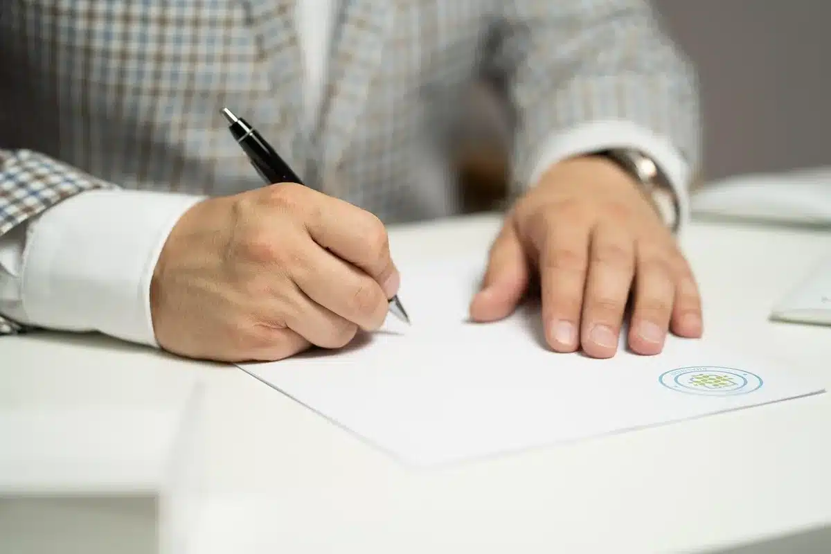 Contrat de cohabitation pos&eacute; sur une table avec stylo et cl&eacute;s