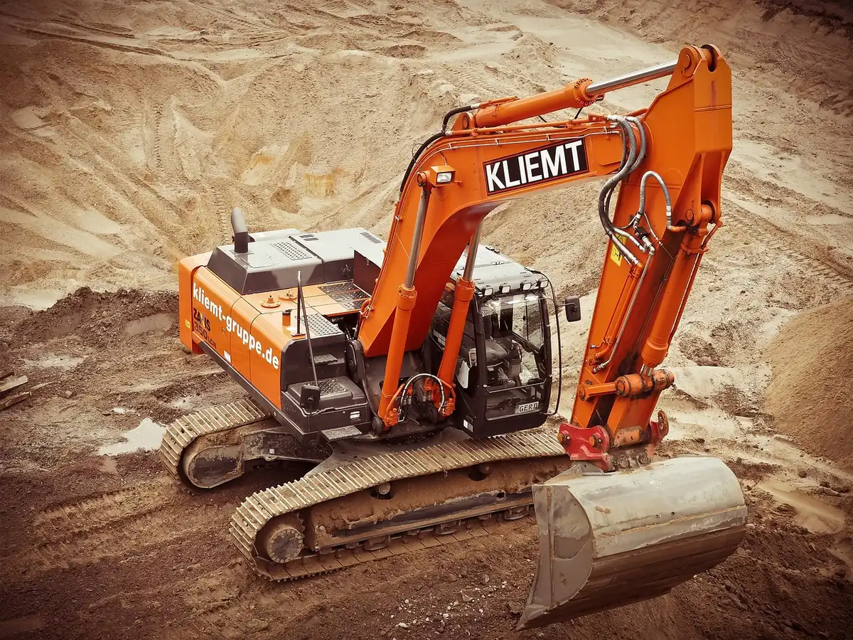 Chantier de construction d'un parc &eacute;olien avec &eacute;quipements et ouvriers en action