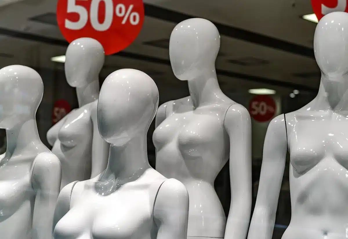 &Eacute;tiquette de prix 12 euros sur une &eacute;tag&egrave;re de magasin