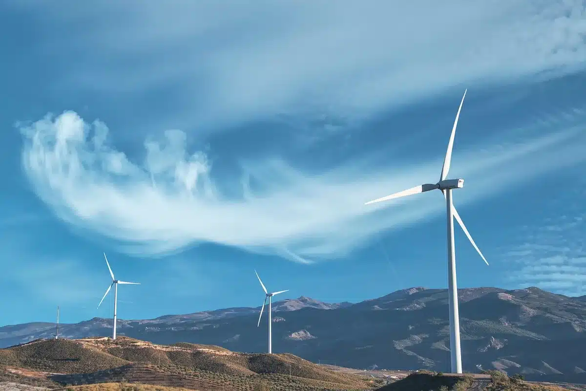 Techniciens contrôlant une turbine hydroélectrique en journée
