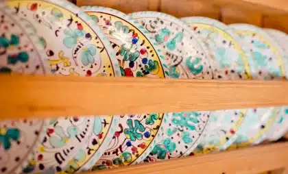 Plateau tournant transparent sur une étagère de cuisine, journée lumineuse
