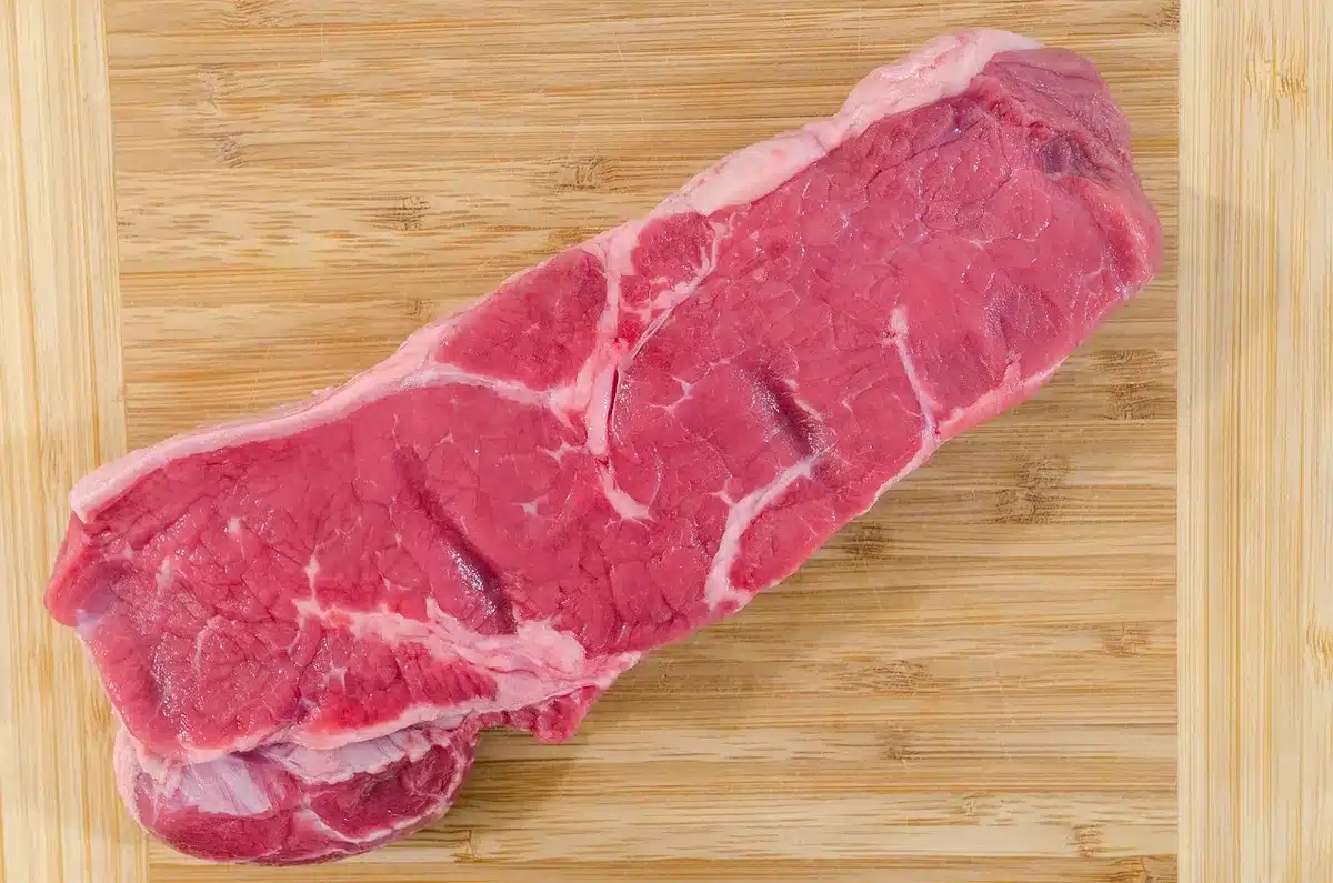 Différents morceaux de bœuf adaptés au pot‑au‑feu présentés sur un comptoir