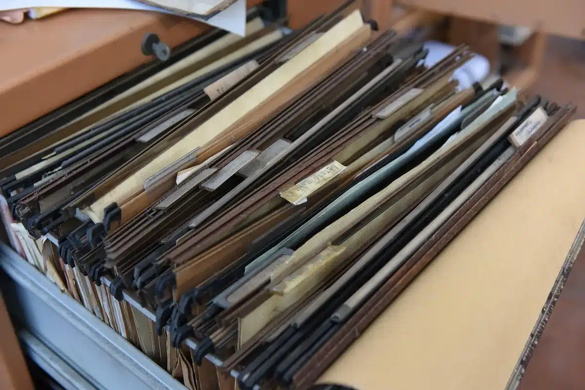 Dossier de candidature locataire avec bulletins de salaire, contrat de travail et pièce d'identité