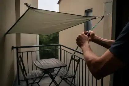 Comment un voile d'ombrage Action à moins de 9 € peut remplacer le parasol sur un petit balcon ?