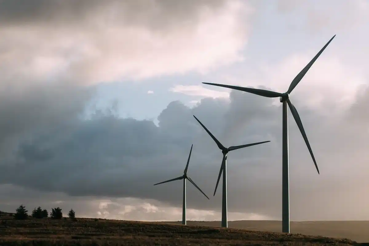 Petite éolienne près d'un groupe électrogène et batteries sur une île