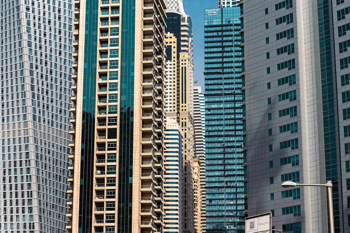 Expert immobilier en pleine évaluation avec rapport d'expertise sur une table