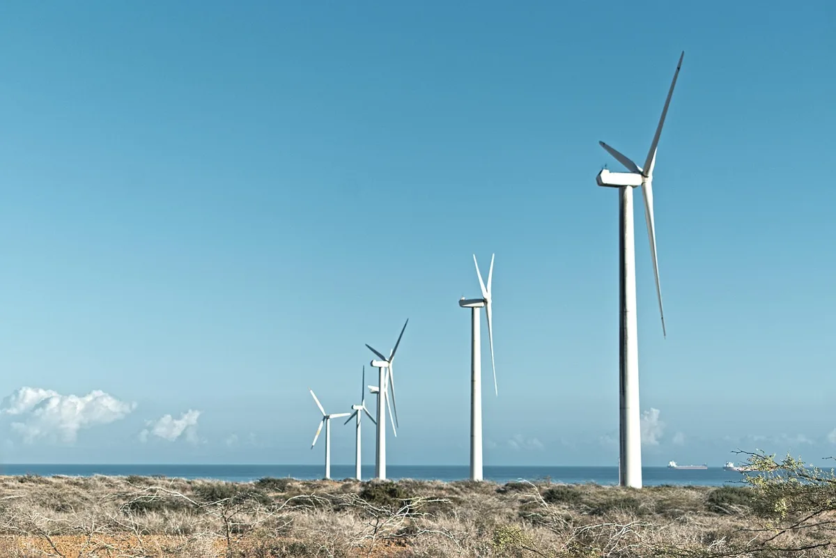 Éoliennes en mer par une journée ensoleillée, comparatif avec l'éolien terrestre