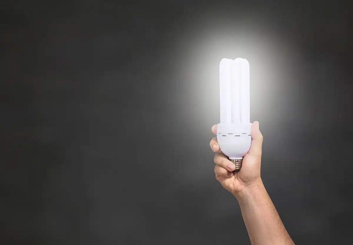 Lampe LED blanc chaud créant un halo convivial autour d'une table
