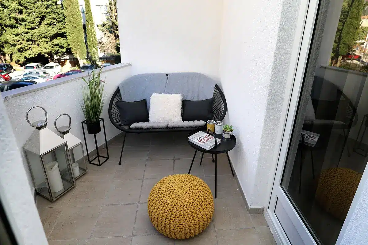 Lampes de table disposées sur une terrasse pour créer une ambiance lumineuse modulable