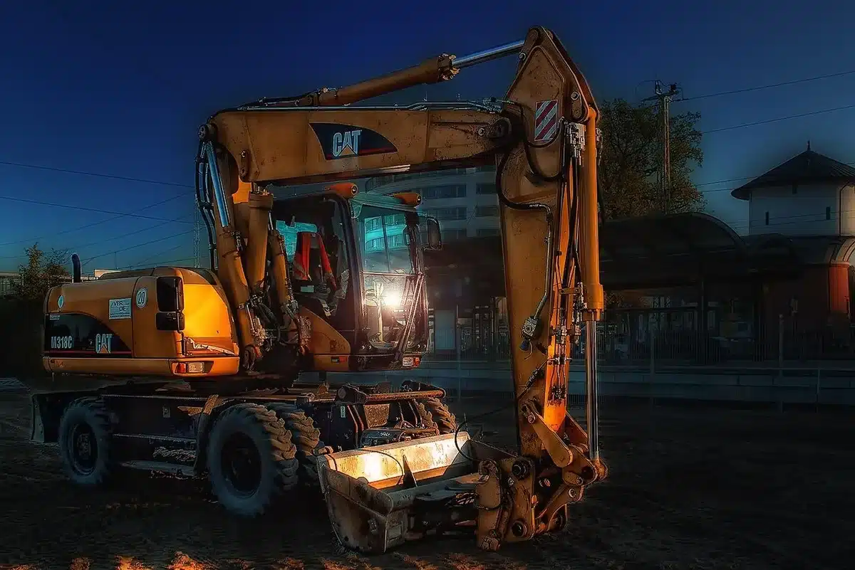 Batterie portable à côté d'outils sur un chantier