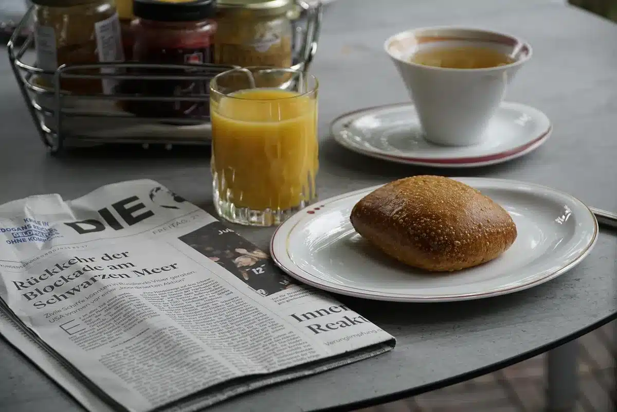 Table de petit-déjeuner à l'ambiance bistrot parisien avec tasses, corbeille à pain et accessoires