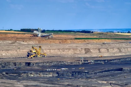 Site minier industriel en région boréale avec équipements d'extraction et forêt de conifères