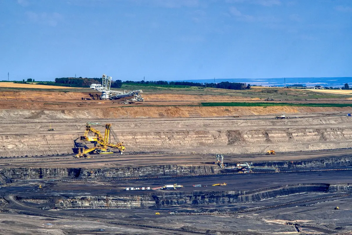 Site minier industriel en région boréale avec équipements d'extraction et forêt de conifères