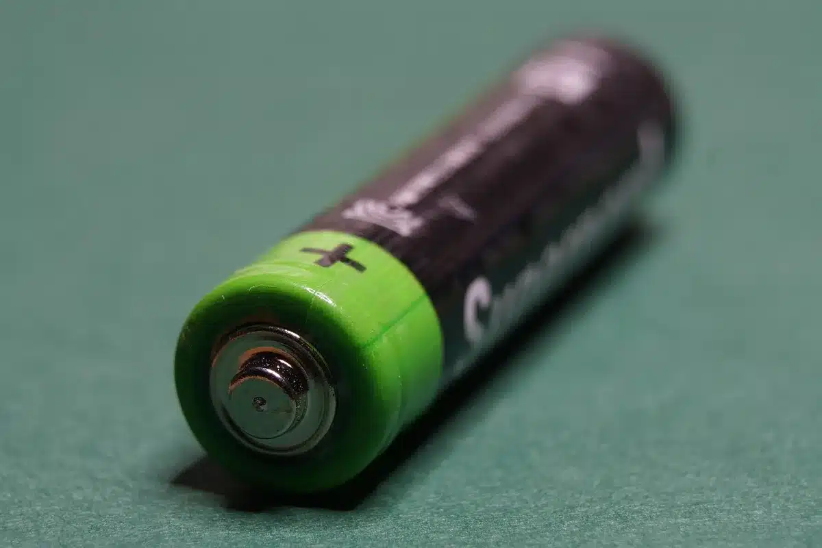 Intérieur anonyme d'une usine de fabrication de batteries avec lignes de production