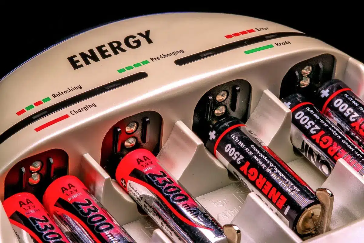 Batterie industrielle en cours de charge dans un local technique