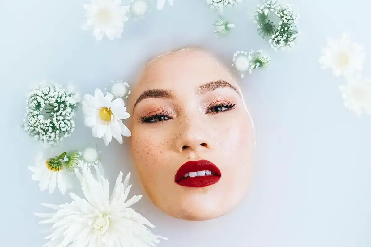 Baignoire sur une plateforme surélevée avec niches de rangement