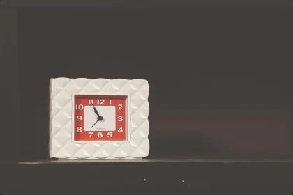 Rouleau de linoléum déroulé sur un sol de cuisine style années 50, gros plan sur la texture