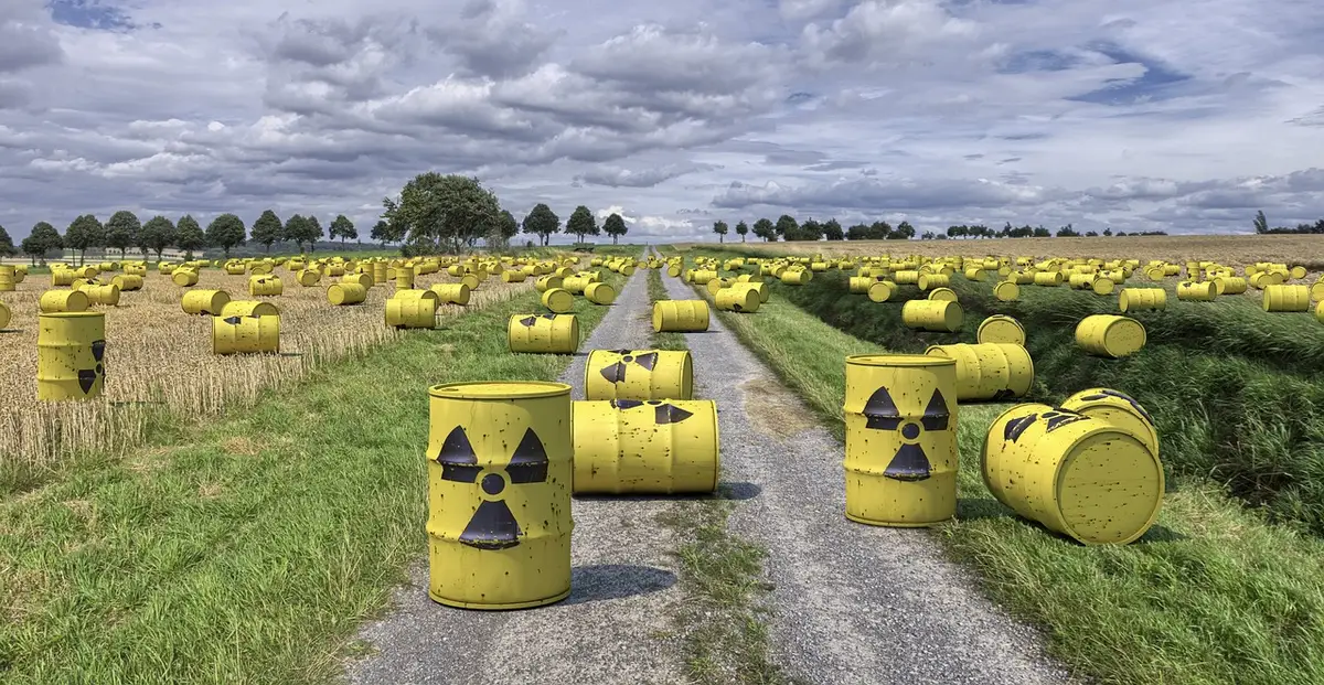 Conteneurs de d&eacute;chets radioactifs tri&eacute;s et &eacute;tiquet&eacute;s dans une installation de stockage s&eacute;curis&eacute;e