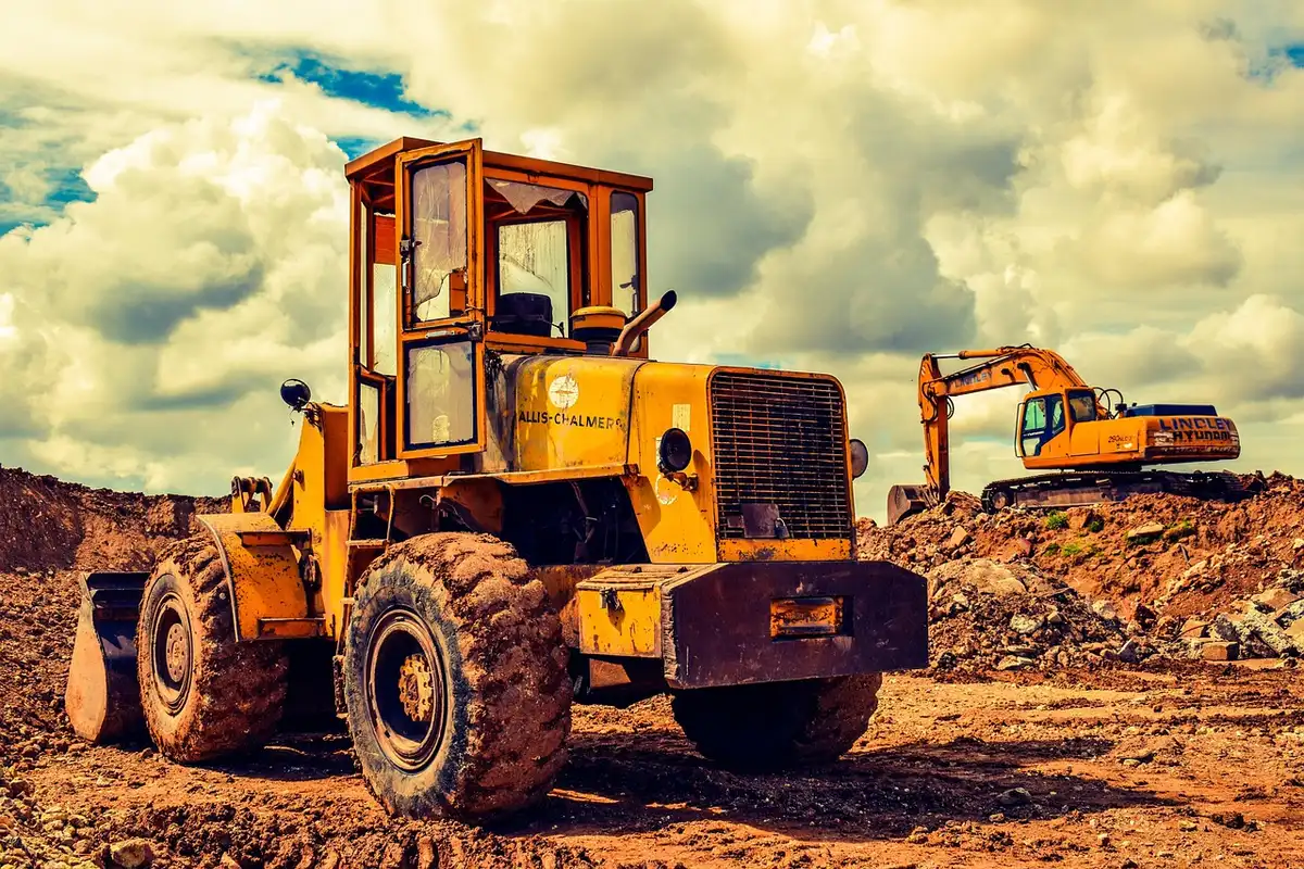 &Eacute;quipements de d&eacute;molition et structures m&eacute;talliques en cours de d&eacute;mant&egrave;lement sur un site industriel