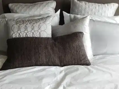 Panneau mural et coussin en tissu moiré mettant en valeur les ondulations et le jeu de lumière