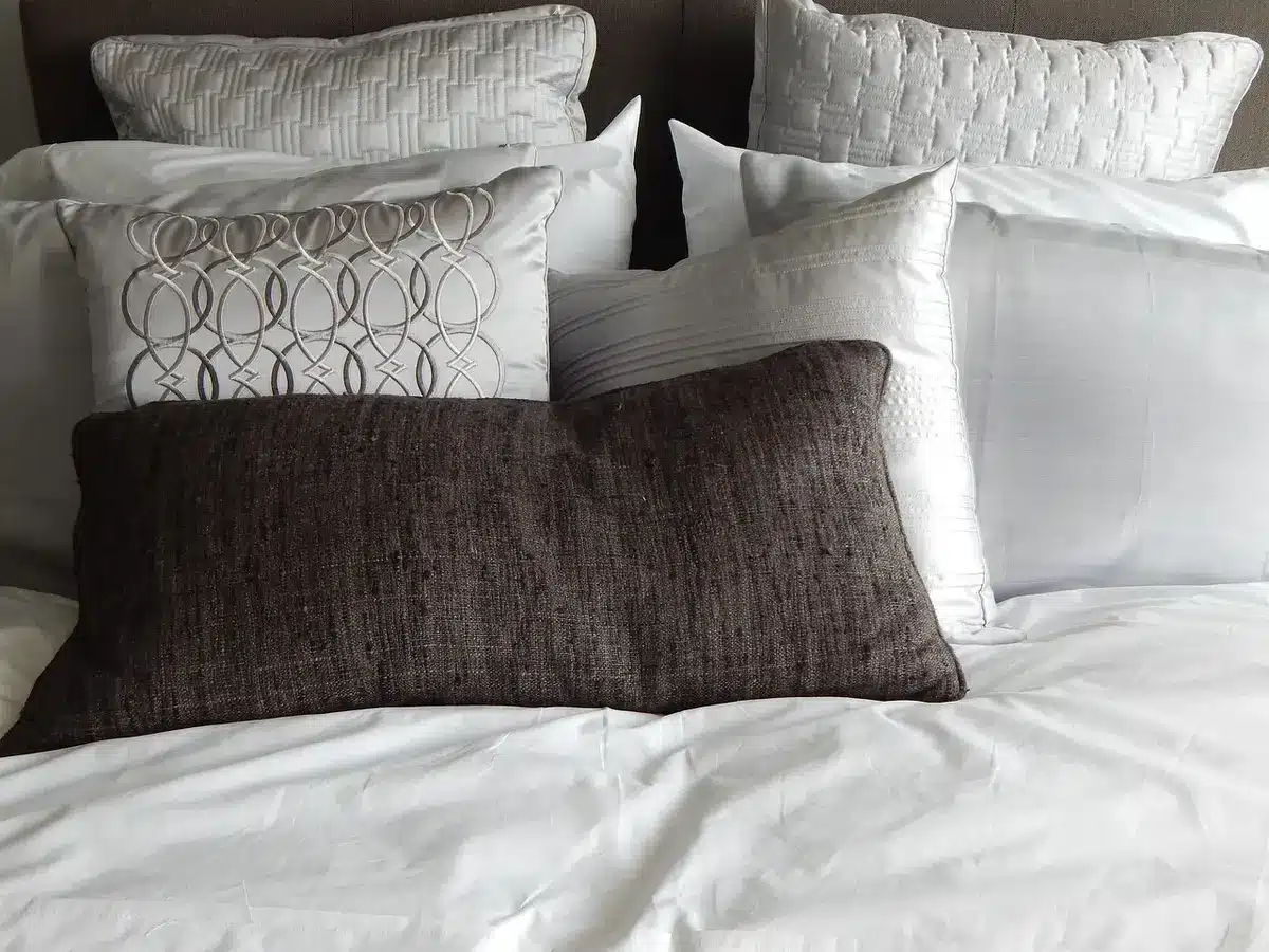 Panneau mural et coussin en tissu moiré mettant en valeur les ondulations et le jeu de lumière
