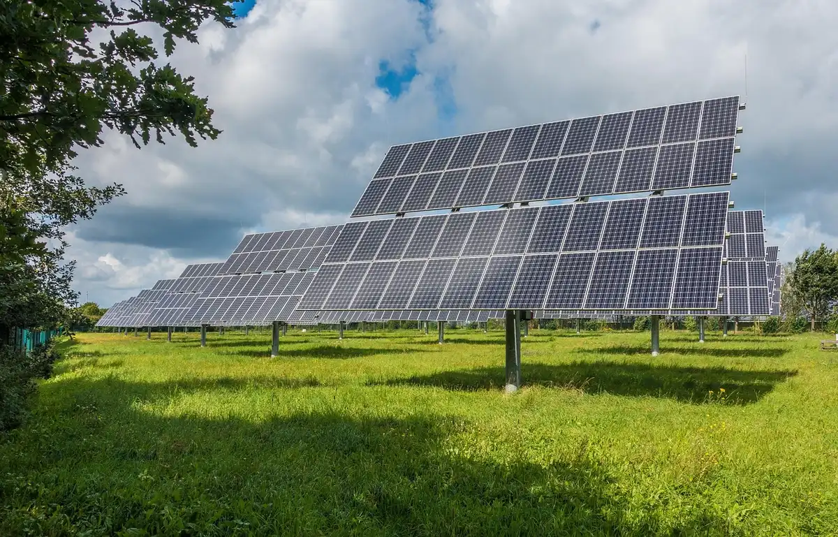 Panneaux solaires produisant &agrave; pleine capacit&eacute; en milieu de journ&eacute;e avec courbe de production &eacute;nerg&eacute;tique.