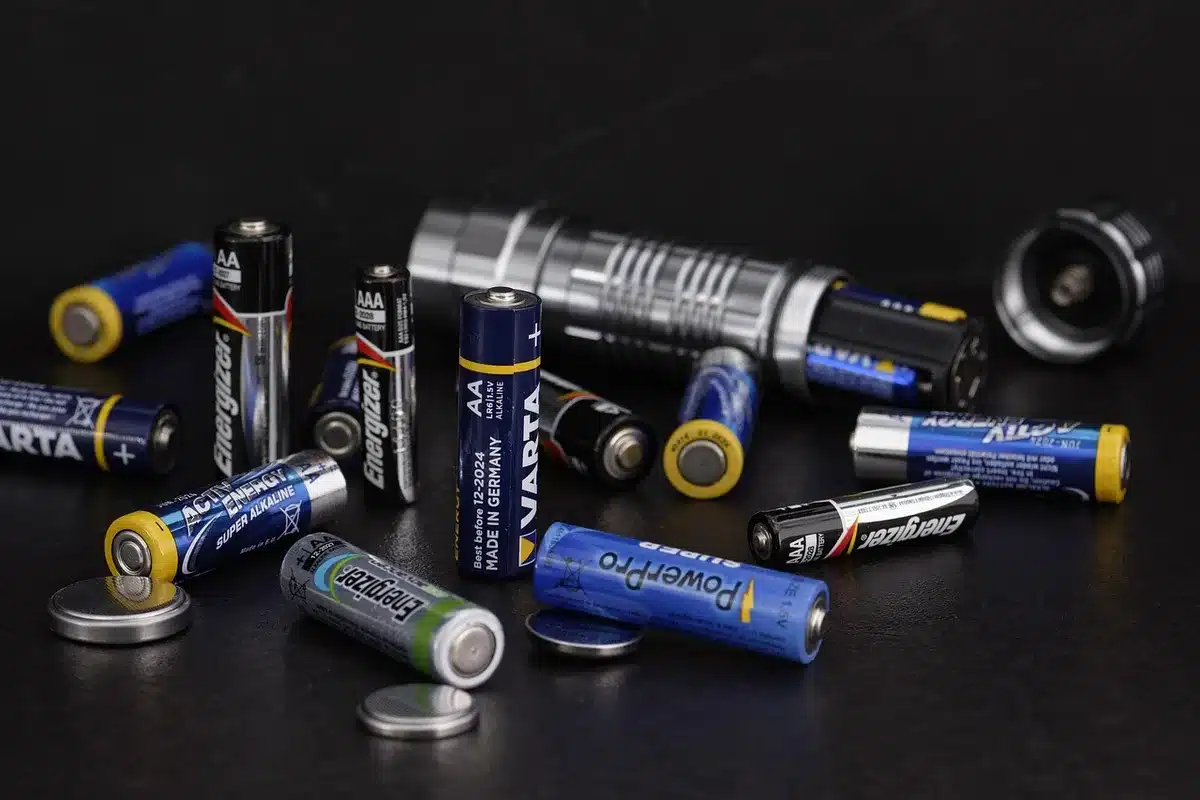 Syst&egrave;me de batteries de stockage d'&eacute;nergie connect&eacute; &agrave; un r&eacute;seau &eacute;lectrique intelligent.