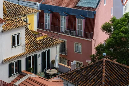 Panneaux solaires brillant en plein jour, puis assombris la nuit symbolisant la variabilité de la production.