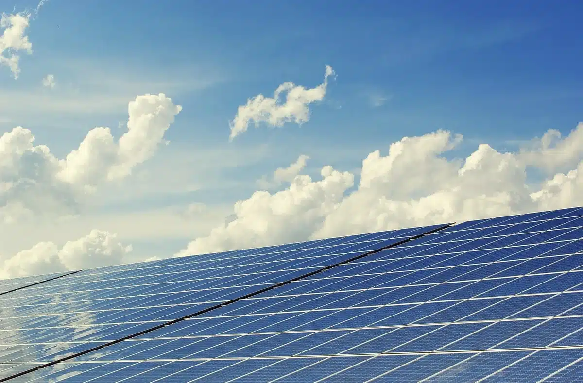 Capteurs solaires thermiques sur toit montrant des panneaux et tuyauterie pour eau chaude
