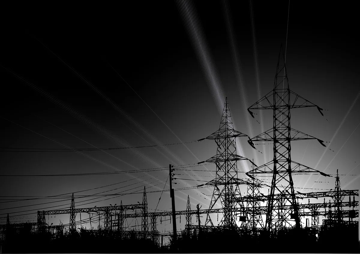 Lignes haute tension et poste &eacute;lectrique montrant une infrastructure r&eacute;seau sous tension