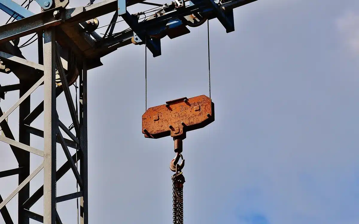 Chantier de construction d’un réacteur nucléaire avec grues et structure métallique