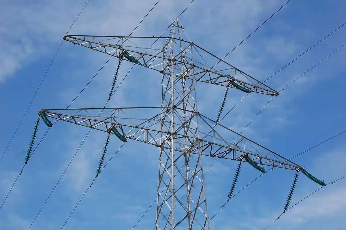 Lignes à haute tension et poste électrique illustrant l’intégration au réseau